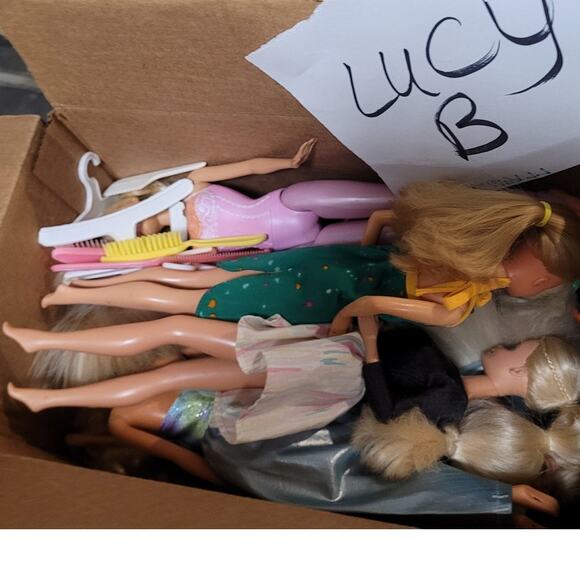 14 Vintage Barbies & a Few Accessories - Picture 13 of 15
